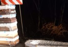 Accident în Pădurea Bogății. O mașină care transporta coșciuge s-a răsturnat