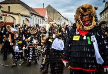 Fuga Lolelor, obicei străvechi păstrat la Agnita. În acest an, 300 de lole au alungat spiritele rele!