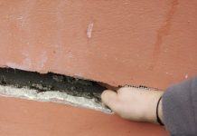 Foto. Locatarii de la Blocul nr. 9 din strada Câmpului din Făgăraș se tem pentru siguranța lor. Au apărut fisuri la baza imobilului