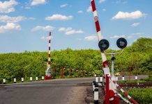 Într-o singură zi, polițiștii rutieri au dat 102 amenzi la trecerile la nivel cu calea ferată