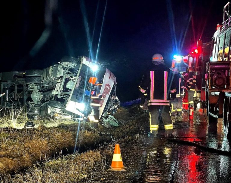 Accident rutier pe DN 73A, la Pârâul Rece. O autocisternă s-a răsturnat, șoferul rămas încarcerat  a decedat