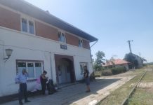 Foto. CFR desființează halta Ucea de Jos. Mii de localnici din zonă nu mai au acces la transportul pe calea ferată