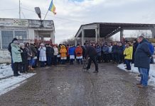 Foto și Video. Protest la Fabrica de Pulberi Făgăraș. Angajații și-au spus nemulțumirile la poarta fabricii. ,,Nu vrem un director numit politic“
