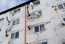 Foto și Video. ,,Dorel“ de Făgăraș lovește din nou. Coloana de canalizare de la mansarda Blocului 12, montată pe peretele exterior al imobilului, pe verticală