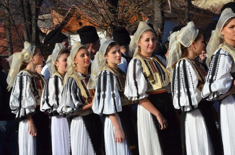 Foto. Expoziție online: ,,Feminitate- frumusețe în port popular“ cu „Cindrelul-Junii” Sibiu