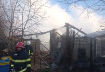 Foto. Incendiu la Șinca Veche. Au ars acoperișul unei case și șura învecinată