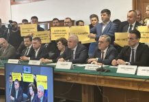Protest în Parlament: ”12.000 de euro, salariu pe lună, pentru CE?”