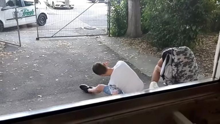 Elevii și drogurile. Simptomele care ar trebui să îi alerteze pe părinți: „Ceva se schimbă la copilul meu“