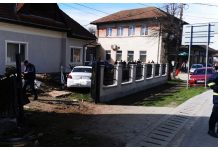 A intrat cu mașina în gardul unui localnic din Viștea de Jos