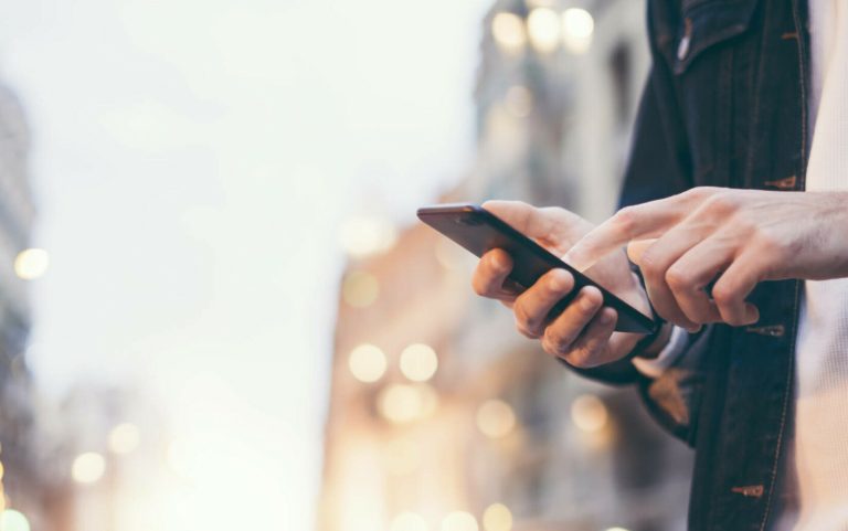 Bărbat arestat la Brașov pentru şantaj, după ce a ameninţat un cunoscut prin SMS-uri pentru a obţine bani