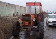 Aproape de comă alcoolică, a intrat cu tractorul într-un autoturism parcat. Bărbatul are acum dosar penal