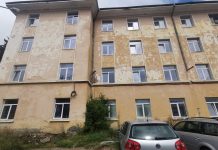 Imobile în paragină. Clădire nefolosită de 18 ani. Primăria Făgăraș a înscris în patrimoniul public doar o treime din imobilul de pe str. Azotului, 1,2 ha din 3,7 cât are fosta cazarmă