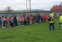 Foto și Video. Exercițiu de evacuare în caz de cutremur la unitățile școlare din comuna Mândra. Andrei Beleaua, șeful SVSU Mândra, a coordonat acțiunea