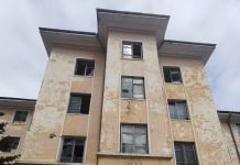 Cazarma militară din Azotului zace nefolosită de 18 ani. Primăria Făgăraș a înscris în patrimoniul public, în 2018, doar o treime din imobil, teren și clădiri