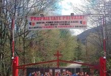 Drumul spre Mănăstirea Dejani, din nou blocat. Un banner cu ,,Cina cea de Taină“ restricționează accesul spre lăcașul de cult