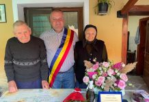 Foto. Eveniment special la Veneția de Sus, soții Ileana și Vasile Butum au împlinit 70 de ani de căsnicie. Primarul comunei le-a înmânat Diploma de onoare monitorfg