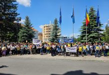 Peste 300 de profesori au protestat în fața Prefecturii Brașov monitorfg