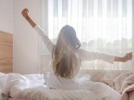 Adormi frecvent cu televizorul aprins? Ar trebui să nu o mai faci. Un medic explică de ce