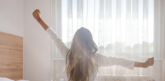 Adormi frecvent cu televizorul aprins? Ar trebui să nu o mai faci. Un medic explică de ce