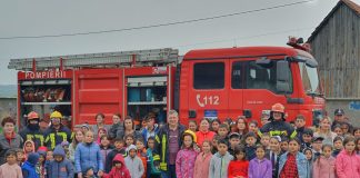 Foto și Video. Simulare de incendiu la Școala Gimnazială Mândra. Exercițiul a fost coordonat de Detașamentul de Pompieri Făgăraș și SVSU Mândra