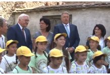 Ca-n ,,Epoca de Aur”. Un cor de copii i-a cântat, la Sibiu, ,,O lume minunată” lui Iohannis în a patra zi de grevă generală a profesorilor