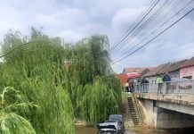 Un autoturism a părăsit șoseaua și a căzut într-un părău, în localitatea Beclean
