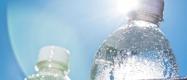 Medicii avertizează: apa la PET ținută în soare, la temperaturi ridicate, devine periculoasă pentru sănătate