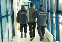 Bărbat de 33 de ani, reținut la coborârea din avion, la Sibiu, de polițiștii făgărășeni