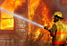 Incendiu în localitatea Sebeș. Focul a cuprins anexele la trei gospodării de pe strada Principală. Foto arhivă