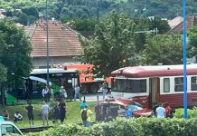 O mașină lovită de tren în Bartolomeu-Brașov. Cinci victime dintre care 2 copii, transportate la spital