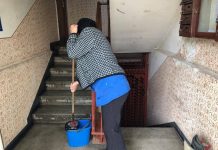 Un făgărășean și-a bătut fosta concubină în timp ce aceasta făcea curățenie într-un bloc