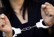 O femeie din Sâmbăta de Sus, încătușată de polițiști. Pe numele ei exista un mandat de arestare emis de autoritățile poloneze pentru furt