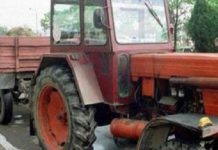 Bărbat din Hârseni prins beat la volanul unui tractor după ce a intrat cu utilajul în poarta unei case