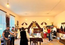 Foto și Video. Muzeul de la Sâmbăta de Jos: istorie, tradiții și obiceiuri. ,,Clubul Sâmbetenilor“ a antrenat comunitatea locală la școala veche transformată în muzeu