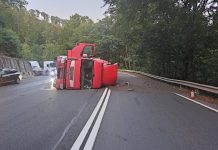 Un TIR s-a răsturnat pe DN13, în Pădurea Bogății