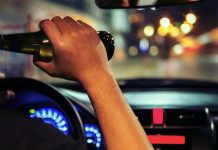 Un tânăr din Victoria, beat fiind, a luat mașina tatălui său, a condus-o prin oraș, a lovit un camion. Acum se află în arestul IJP Brașov