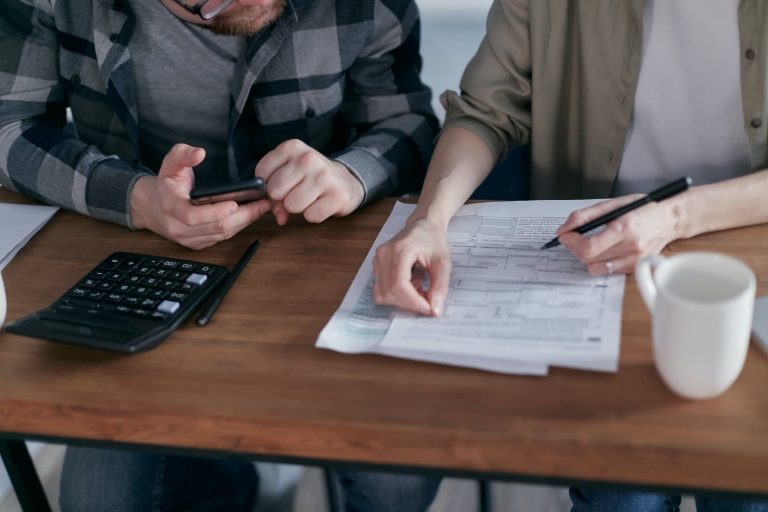 Câți români trăiesc cu salariul minim în România și care sunt domeniile în care se câștigă acestea