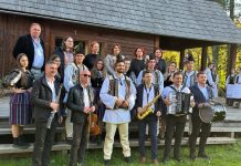 Foto și Video. Ceata de feciori de la Rucăr, invitată la Muzeul Astra Sibiu. Cetașii au prezentat colindele și jocul specific satului