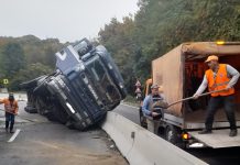 Tir răsturnat pe DN1, în zona Perșani