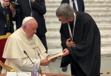 Episcopul auxiliar al Arhieparhiei de Alba Iulia și Făgăraș, Cristian Crișan, întâlnire cu Papa Francisc. I-a oferit o carte
