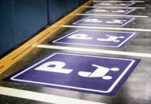 Lege promulgată: Gravidele și persoanele cu copii mici vor avea prioritate în magazine ori instituții publice și acces la locuri de parcare dedicate