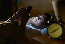 Folosirea telefonului pe timp de noapte te poate îngrășa (studiu)
