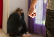 Un făgărășean și-a bătut soția, dar s-a ales cu dosar penal. Polițiștii au dispus și evacuarea bărbatului agresiv din locuința comună