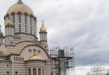 Austeritatea lui Ciolacu nu se aplică la Făgăraș. Primarul PSD plătește aproape 50.000 euro pentru placarea unui monument