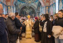 Foto. PS Ilarion Făgărășanul împreună cu preoții călugări, slujbă de pomenire la Mănăstirea Brâncoveanu. ,,Veșnica pomenire“, în cimitirul lăcașului de cult