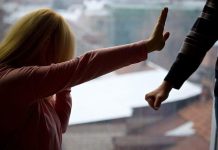 Un bărbat din Victoria și-a bătut soția. Polițiștii au salvat-o din mâinile soțului băut și violent