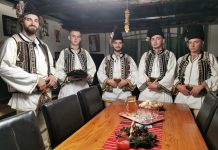 Foto și Video. Ceata de feciori de la Rucăr colindă fiecare casă în Ajunul Nașterii Domnului