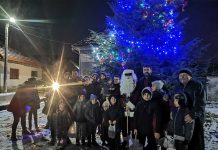 Foto și Video. La Rucăr, Moș Crăciun a venit în căruța cu cai și a adus daruri tuturor copiilor din sat. Preotul Silviu Goga a organizat evenimentul
