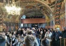 Video și foto. Crăciun la Rucăr. În biserica arhiplină au colindat Ceata de feciori, irozii, copiii mai mari, dar și cei mai mici