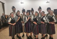 Video și foto. Jocul în vatra satului, la Rucăr. S-au încins feciorii la Feciorească, apoi au invitat fetele la Învârtită